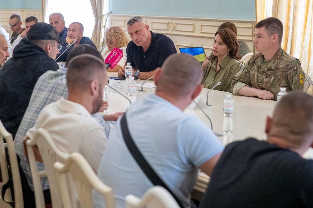 Виплата 45 000 грн, лікування, працевлаштування: Кличко зустрівся із захисниками, звільненими з полону, і розповів про допомогу від міста