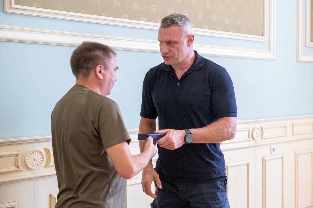 Виплата 45 000 грн, лікування, працевлаштування: Кличко зустрівся із захисниками, звільненими з полону, і розповів про допомогу від міста