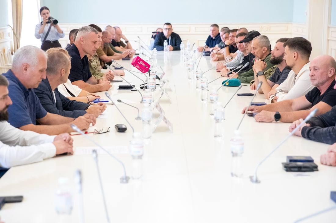 Виплата 45 000 грн, лікування, працевлаштування: Кличко зустрівся із захисниками, звільненими з полону, і розповів про допомогу від міста