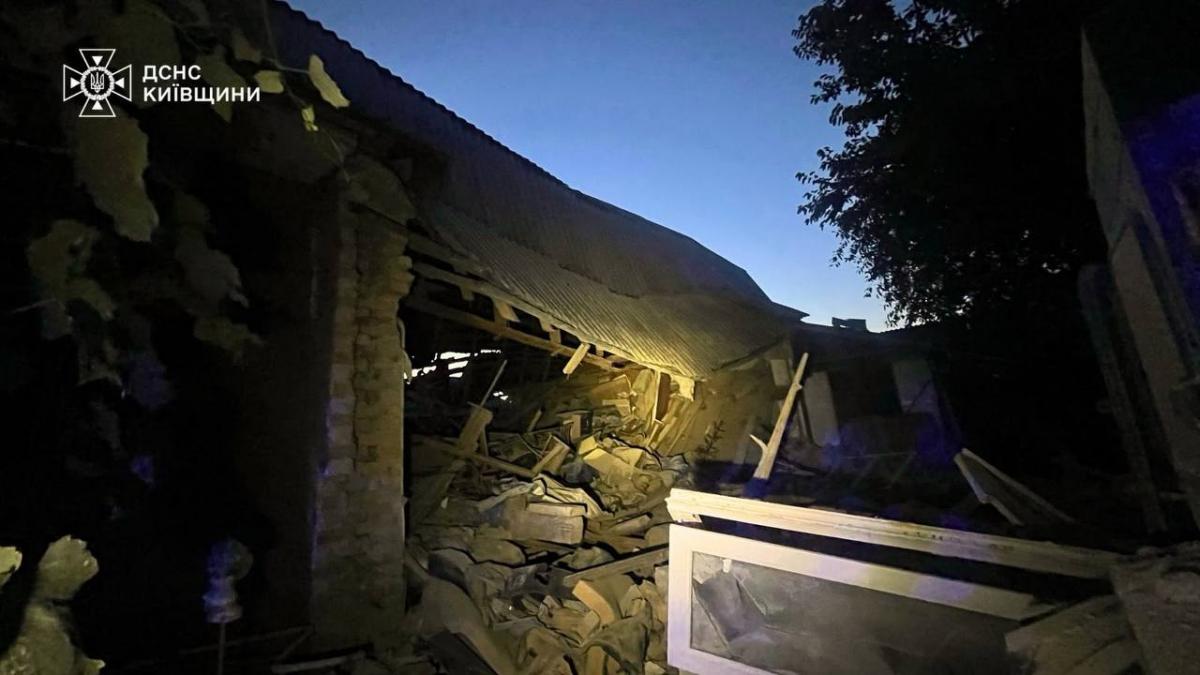 Оккупанты ночью обстреляли Киев и область: один человек погиб, много раненых (фото) Оккупанты ночью обстреляли Киев и область: один человек погиб, много раненых (фото)