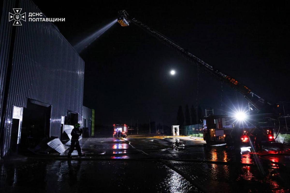 Росія атакувала Полтавщину дронами: загинула людина, пошкоджено термінал 'Нової пошти' Росія атакувала Полтавщину дронами: загинула людина, пошкоджено термінал 'Нової пошти'