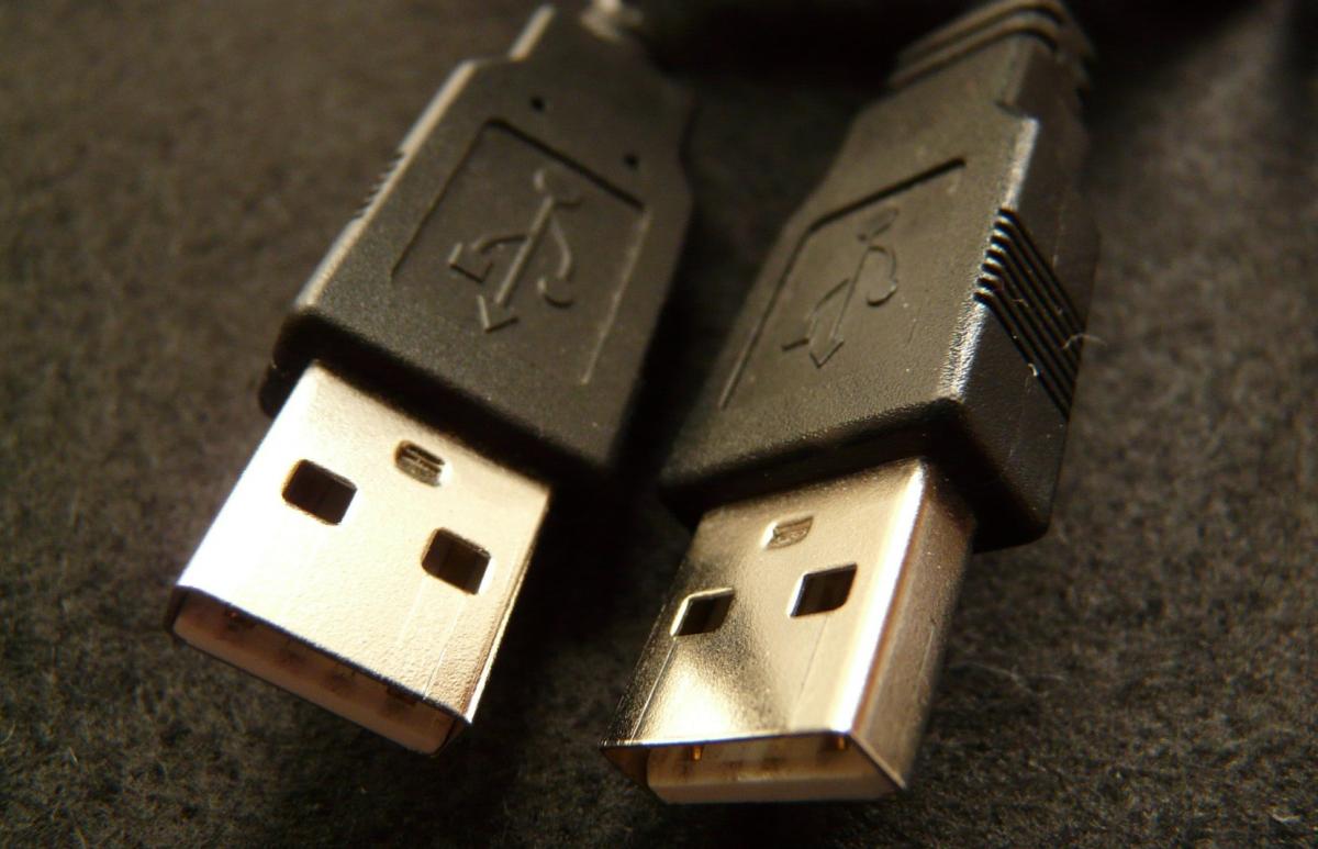 Від тризуба до блискавки: що означають загадкові символи на USB-роз’ємах комп’ютера Від тризуба до блискавки: що означають загадкові символи на USB-роз’ємах комп’ютера