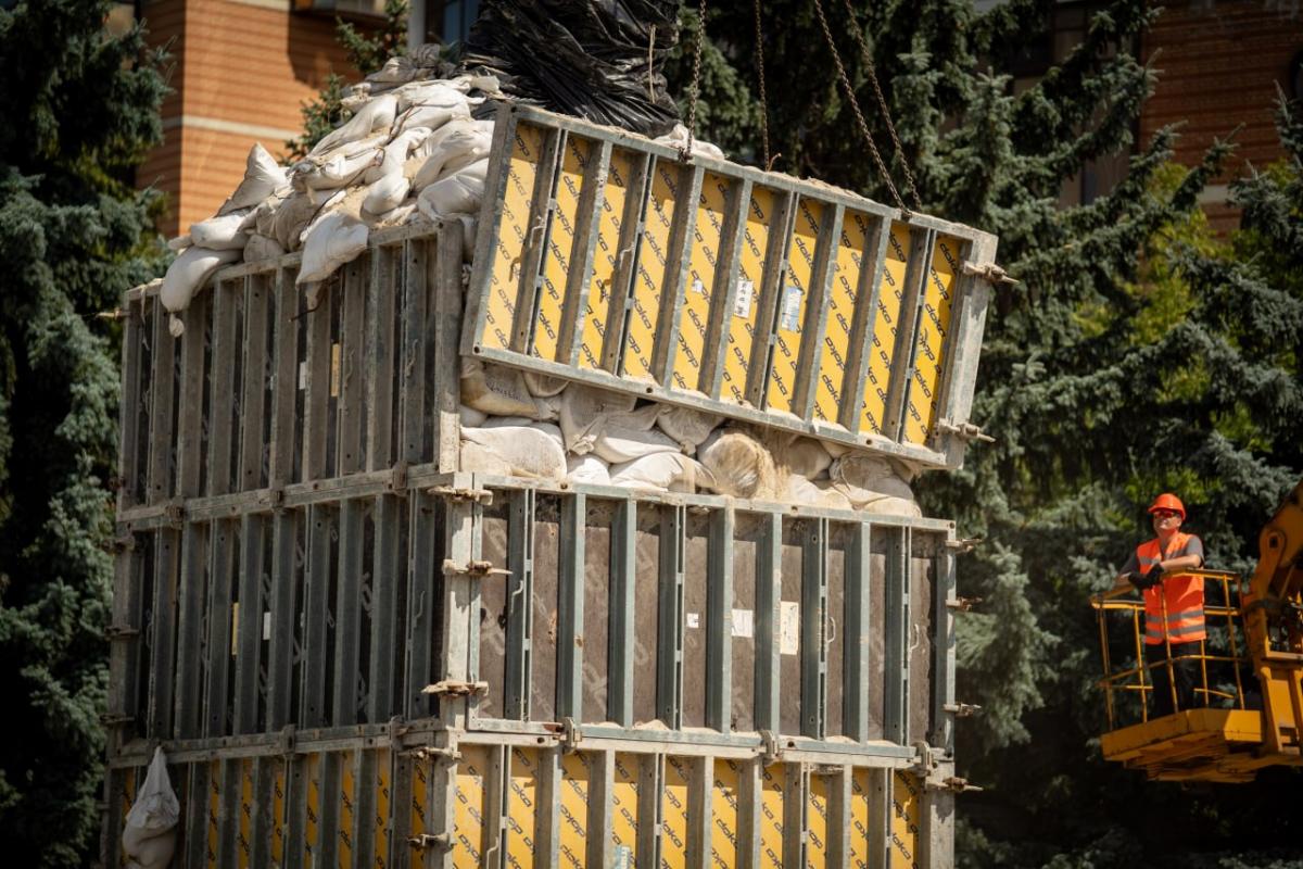 У Києві демонтують захисні конструкції з пам’ятників: чому це роблять ще під час війни