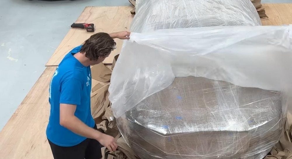 Чоловік купив Bugatti на Alibaba за 30 тисяч доларів і отримав кузов із пінопласту