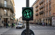 Стрелки, которые меняют всё: что за странный символ рисуют на светофорах в Бельгии