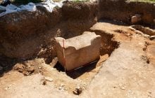 Археологи откопали редкий пятитонный саркофаг, запечатанный под землей 1500 лет (фото)