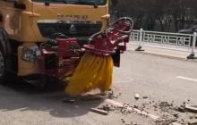 Машина з Китаю чистить дорогу на ходу так, що відео розлетілося соцмережами