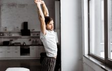 Почему эксперты советуют закрывать окна в спальне на ночь: ответ может удивить
