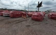 У США чоловік натрапив на дивне кладовище автомобілів, обгорнутих у червону плівку