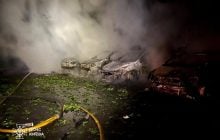 У Києві після атаки РФ пошкоджена школа, горіли склади: у ДСНС показали наслідки (фото)