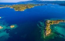 У Греції є острів, де вода тепла майже цілий рік і практично немає вітру