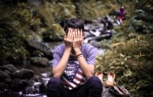 Как понять, что человек стесняется себя: названы 9 признаков
