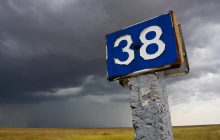 Табличка с цифрами на трассе: что требует от водителей этот знак