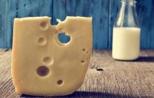 Ореховый вкус и высокое содержание белка: диетологи рассказали о самом популярном сыре в мире