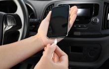Мільйони водіїв роблять це щодня: чи справді зарядка смартфона витрачає бензин