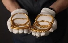 Чоловік натрапив на золоті браслети, які привели археологів до 1000-річного скарбу вікінгів