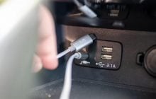 Майже всі водії неправильно заряджають смартфон в автомобілі – ось у чому помилка