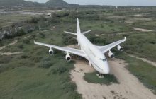 На поле в Таиланде три года стоит брошенный Boeing 747: как он там оказался