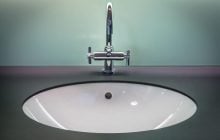 Що це за маленький отвір у раковині: як він називається і навіщо потрібен