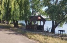 Скільки коштує орендувати альтанку під шашлики біля озера влітку - і чому якість може вразити