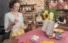 На кухнях снова отказываются от дверц на шкафчиках: что входит в моду