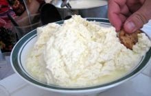 Не творог: назван сыр, который помогает сохранить мышцы после 60 лет