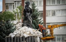 В Киеве демонтируют защитные конструкции с памятников: почему это делают еще во время войны