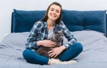 Чому одних людей коти люблять одразу, а інших уникають: наука знайшла пояснення