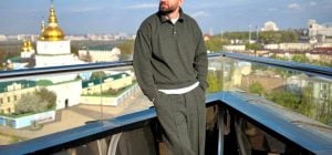 Авто популярного ведучого пошкодилося після атаки росіян: "Поруч прилетіла балістика"