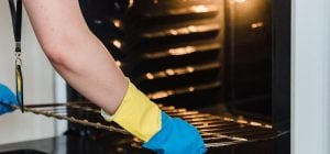 Духовка стане як нова: як відмити навіть застарілий жир і нагар без дорогої хімії