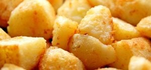 Як зробити печену картоплю набагато хрусткішою: названо один простий інгредієнт