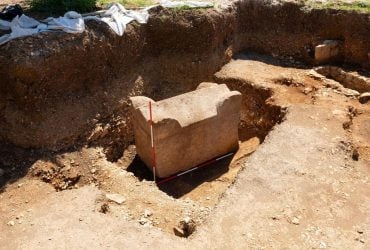 Археологи відкопали рідкісний п'ятитонний саркофаг, запечатаний під землею 1500 років (фото)