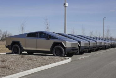 Поклонник Tesla приехал в Техас и увидел неожиданную картину возле завода SpaceX