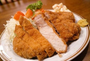 Секрет идеального шницеля: в какой последовательности панировать мясо