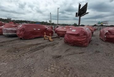 У США чоловік натрапив на дивне кладовище автомобілів, обгорнутих у червону плівку