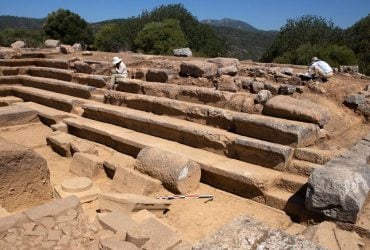 Археологи нашли горшок с золотыми монетами, зарытый 2500 лет назад (фото)