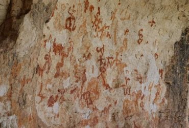 Ученые нашли доисторическую пещеру, покрытую почти сотней необычных рисунков (фото)