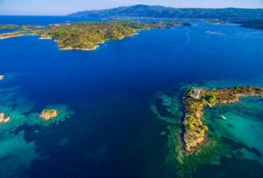 В Греции есть остров, где вода теплая почти круглый год и практически нет ветра