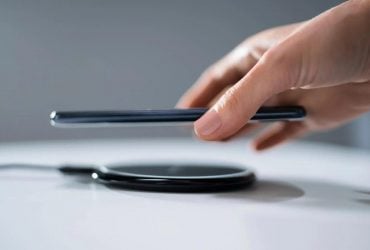 Мужчина целый год заряжал смартфон беспроводной зарядкой: что стало с батареей