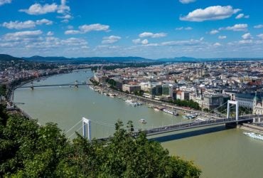 Уровень воды в Дунае настолько низкий, что видны обломки корабля времен Второй мировой войны