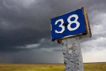 Табличка з цифрами на трасі: що вимагає від водіїв цей знак