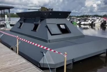 В РФ показали плавучу платформу Плот-40, яку залучать до боротьби з дронами