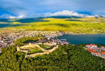 Самая дешевая страна Европы поразила испанцев: здесь самое старое озеро на континенте