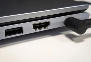 Багато хто робить це неправильно: як безпечно очистити USB-порт від пилу і бруду