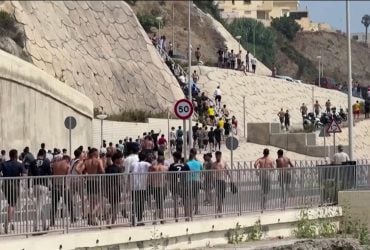 В Сеуту прорвалися 50 тисяч нелегалів, місто занурилося в абсолютний хаос, - ЗМІ (відео)