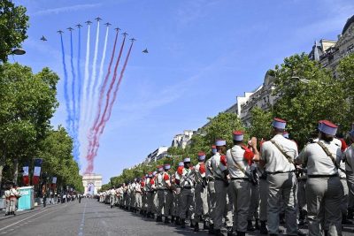 Украинские пилоты на Mirage приняли участие в главном военном параде Франции (видео)
