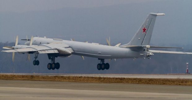 Російський Ту-142 наблизився до британського авіаносця