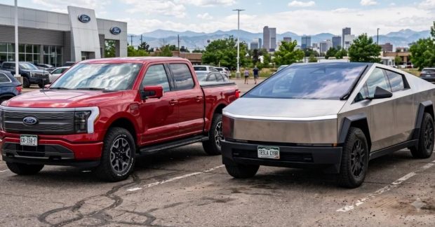 Чоловік пересів з Ford на Tesla Cybertruck і назвав це "виходом з вікторіанської епохи"