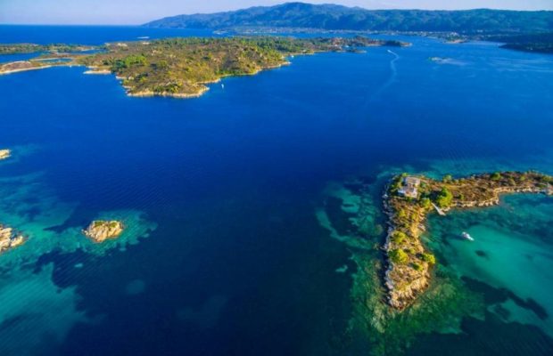 У Греції є острів, де вода тепла майже цілий рік і практично немає вітру