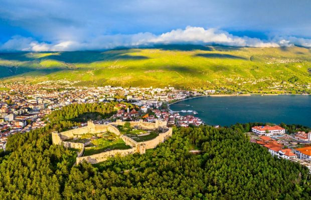 Найдешевша країна Європи вразила іспанців: тут найстаріше озеро на континенті